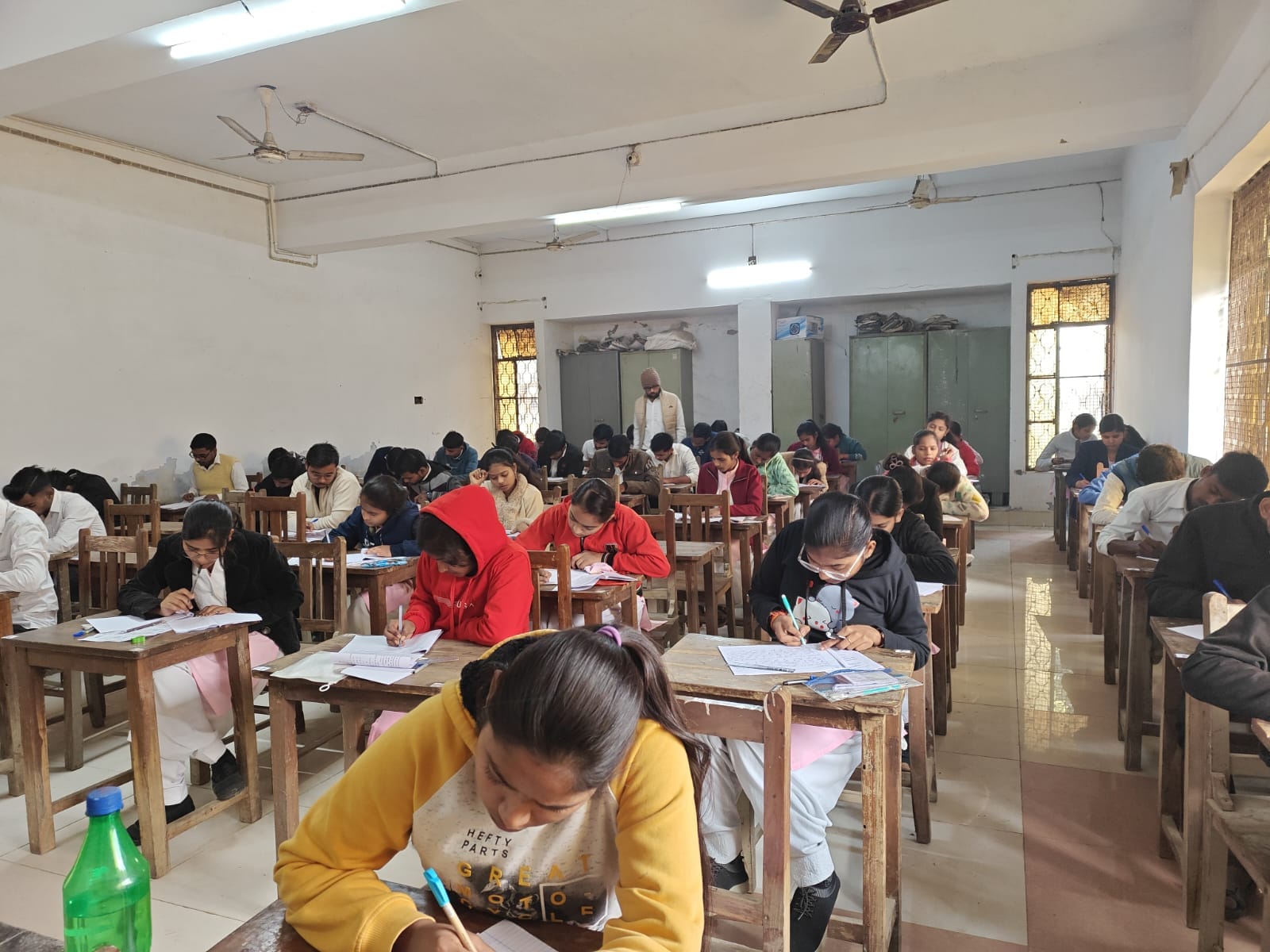 पूरनपुर के गन्ना कृषक स्नातकोत्तर महाविद्यालय में परीक्षा देते परीक्षार्थी- महाविद्यालय पूरनपुर के गन्ना कृषक स्नातकोत्तर महाविद्यालय में परीक्षा देते परीक्षार्थी- महाविद्यालय