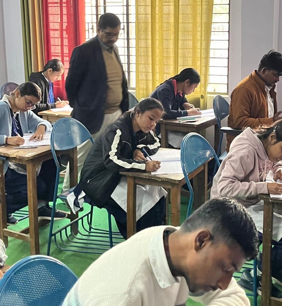 राजकीय डिग्री काॅलेज में जांच करते क्षेत्रीय उच्च शिक्षा अधिकारी डॉ. सुधीर कुमार। संवाद