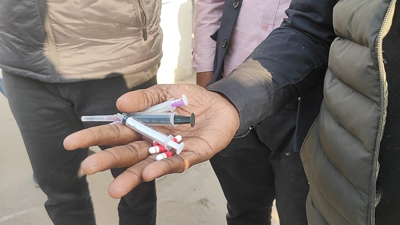 रतिया में युवक की मौत के बाद अस्पताल परिसर में विलाप करते परिजन। संवाद रतिया में युवक की मौत के बाद अस्पताल परिसर में विलाप करते परिजन। संवाद