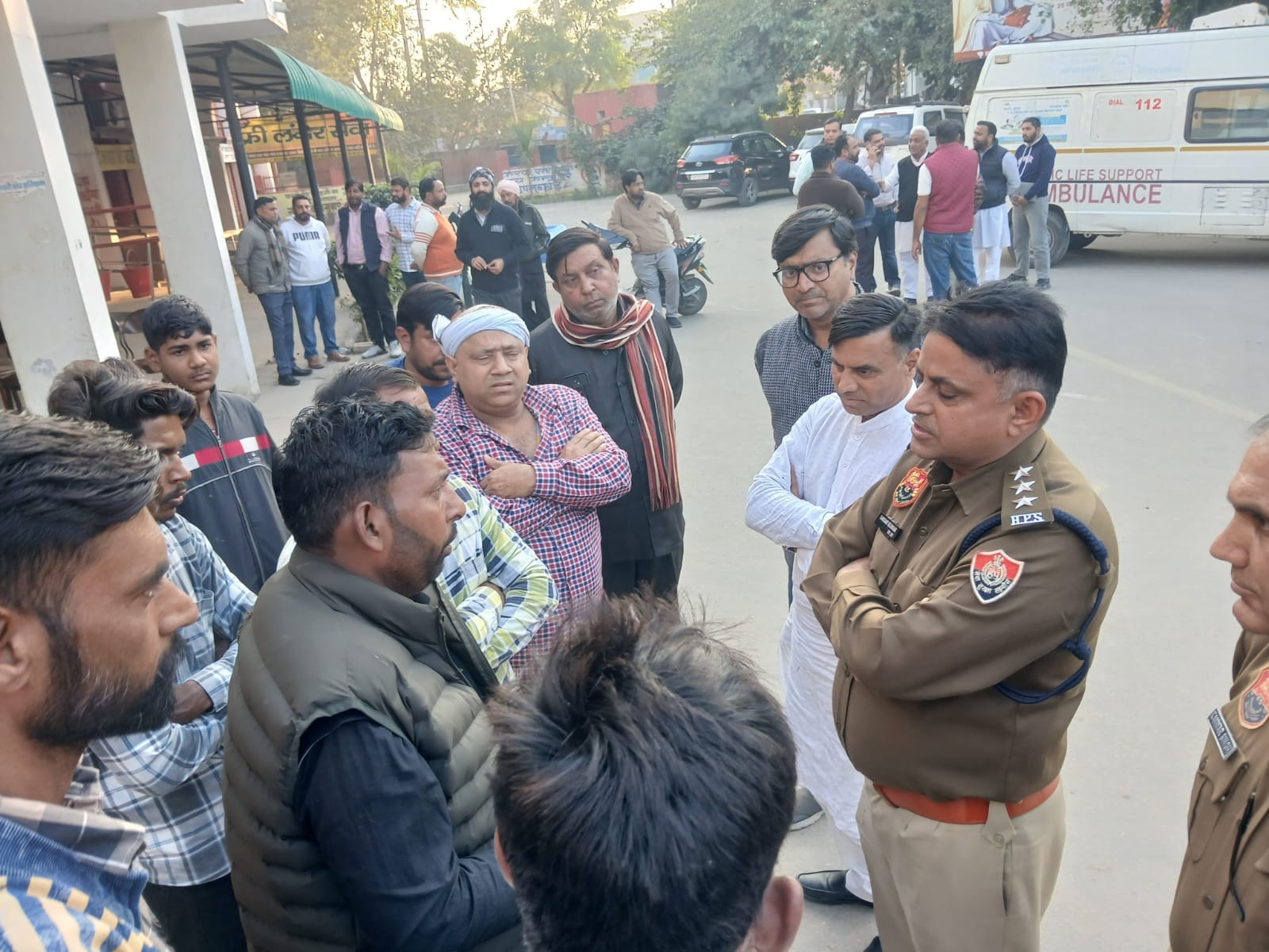 रतिया में युवक की मौत के बाद अस्पताल परिसर में विलाप करते परिजन। संवाद रतिया में युवक की मौत के बाद अस्पताल परिसर में विलाप करते परिजन। संवाद