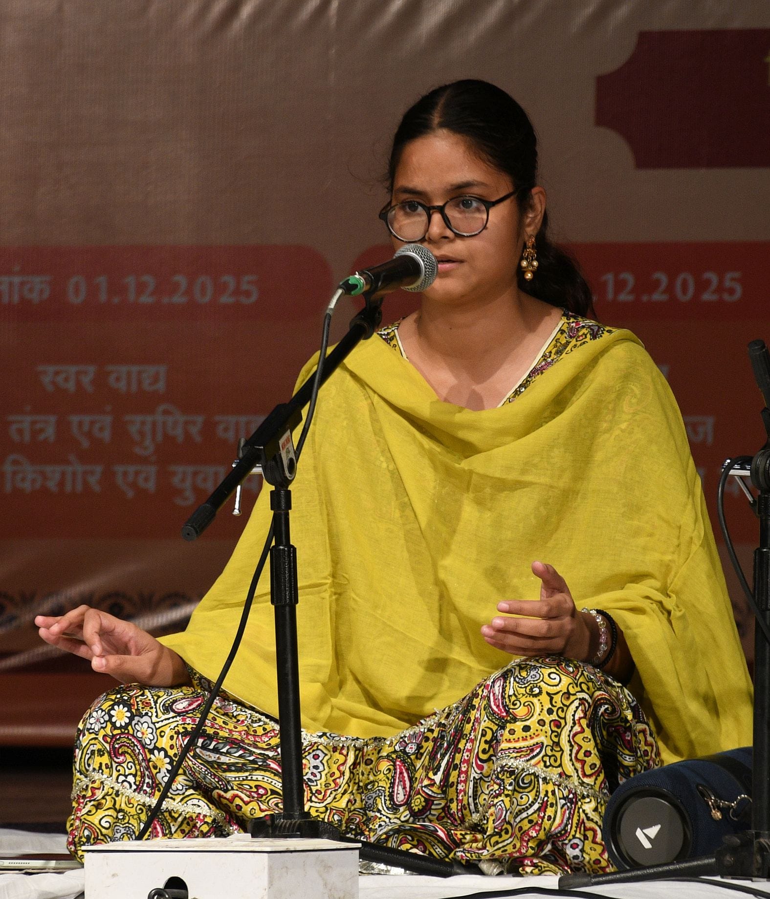 संगीत नाटक अकादमी में आयोजित प्रदेश स्तरीय संगीत प्रतियोगिता के दूसरे चरण प्रस्तुति देते कलाकार