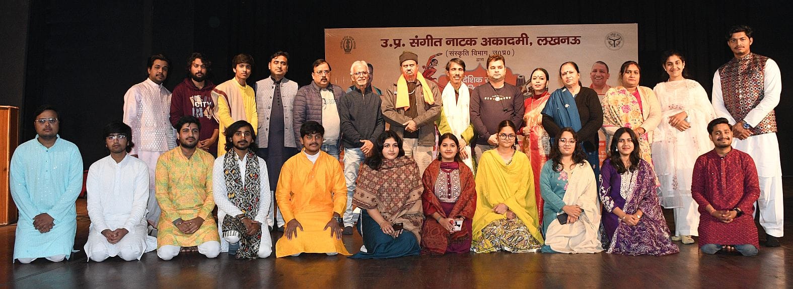 संगीत नाटक अकादमी में आयोजित प्रदेश स्तरीय संगीत प्रतियोगिता के दूसरे चरण प्रस्तुति देते कलाकार