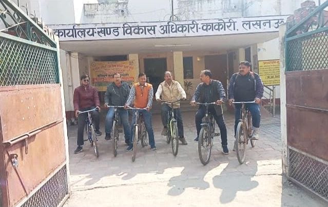 साइकिल से बैठक में जाते सचिव। साइकिल से बैठक में जाते सचिव।