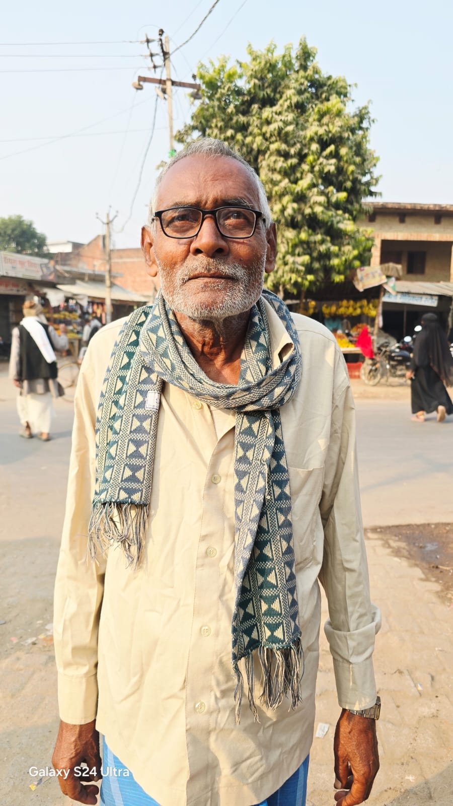 सूखी नहर के बगल में पंपिंग सेट से पानी चला रहा किसान । संवाद सूखी नहर के बगल में पंपिंग सेट से पानी चला रहा किसान । संवाद