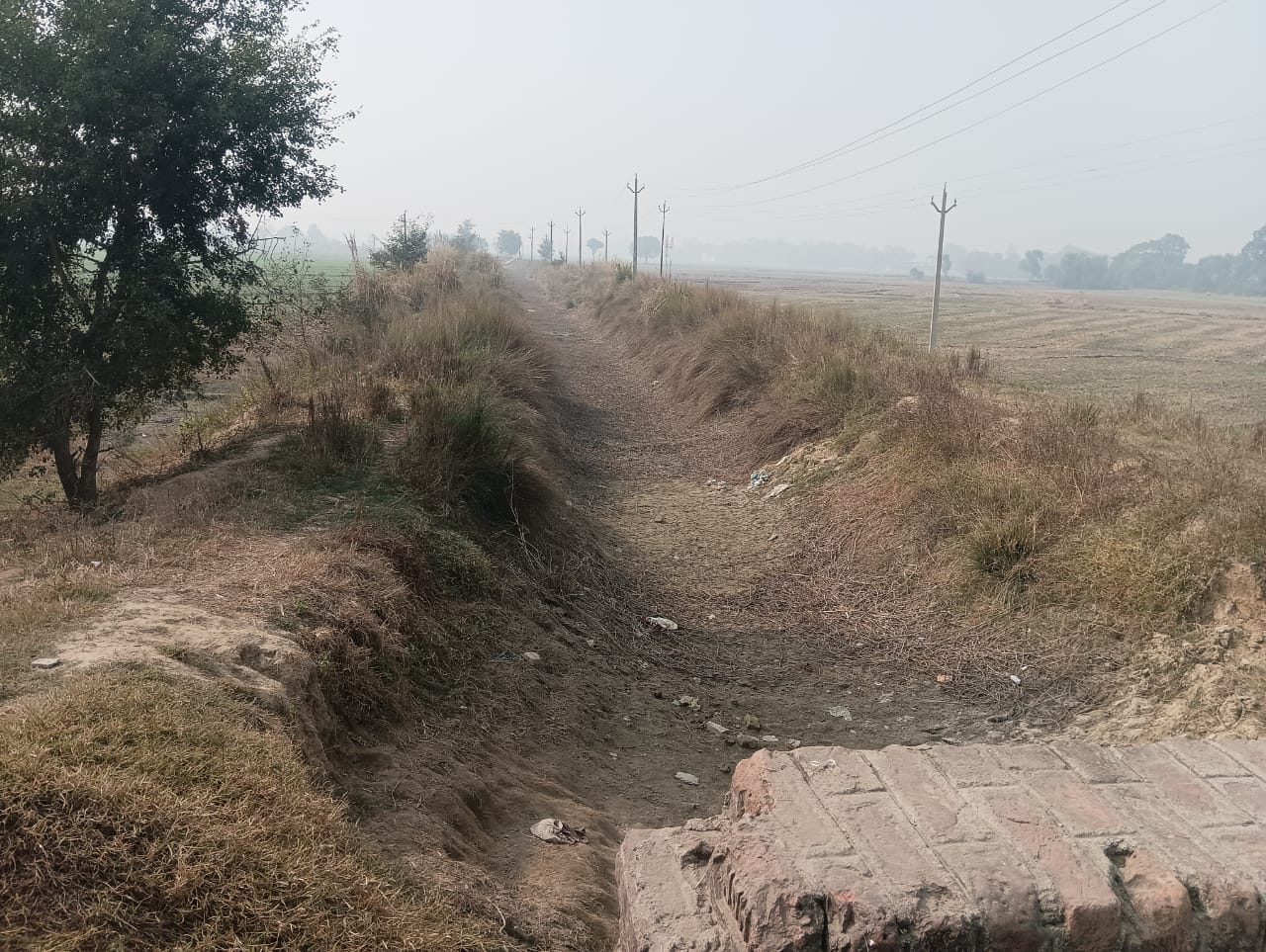 सूखी नहर के बगल में पंपिंग सेट से पानी चला रहा किसान । संवाद सूखी नहर के बगल में पंपिंग सेट से पानी चला रहा किसान । संवाद