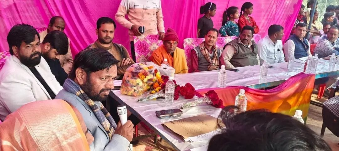 सखई खेड़ा गांव में आयोजित चाैपाल में बोलते पूर्व केंद्रीय मंत्री काैशल किशोर व मौजूद ग्रामीण और