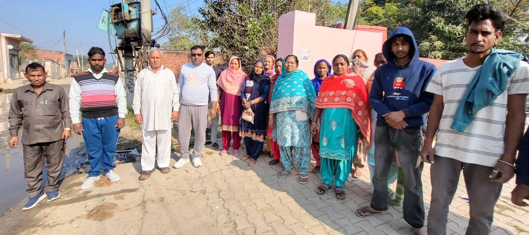 सिरसगढ़ में गांव की फिरनी पर भरा गंदा पानी। संवाद