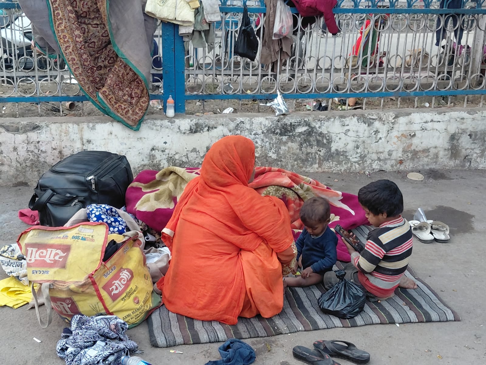 स्टेशन पर कूड़ा जलाकर तापते लोग। संवाद स्टेशन पर कूड़ा जलाकर तापते लोग। संवाद