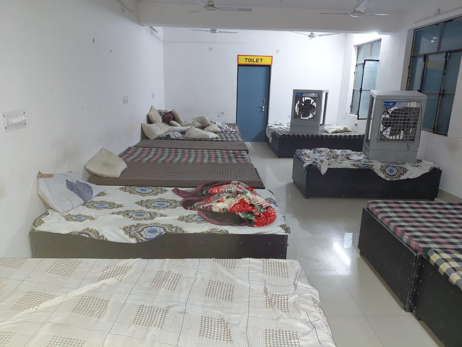 स्टेशन पर कूड़ा जलाकर तापते लोग। संवाद स्टेशन पर कूड़ा जलाकर तापते लोग। संवाद