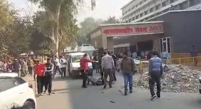 11जेएनडी33-युवक पर हमले के दौरान मौके पर जुटी लोगों की भीड़। संवाद 11जेएनडी33-युवक पर हमले के दौरान मौके पर जुटी लोगों की भीड़। संवाद