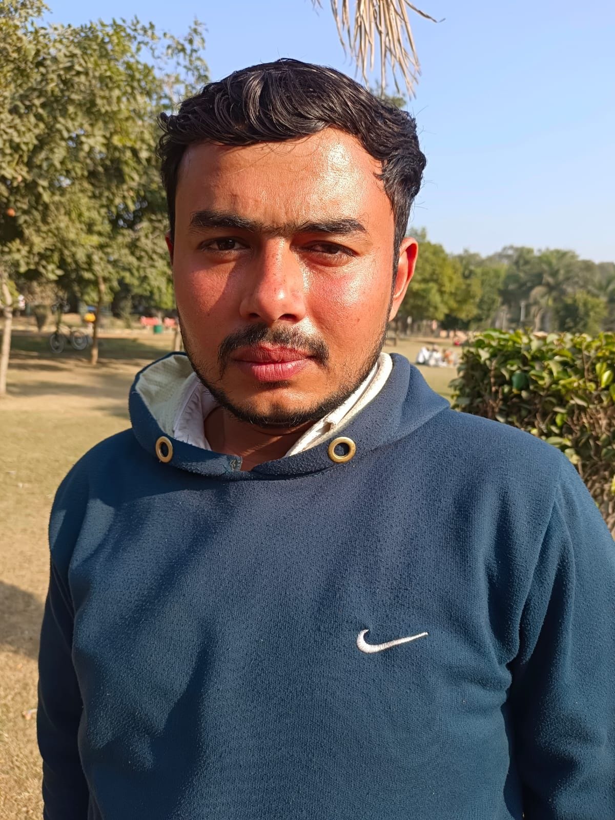 26-शहर में सर्कुलर रोड पर खंभों पर लगे होर्डिंग। संवाद