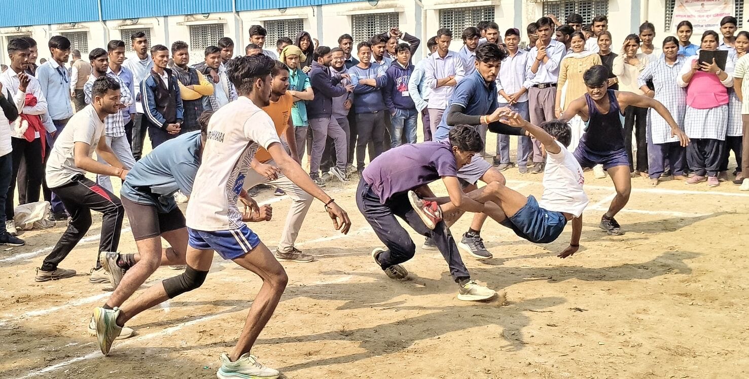 28-बेनीगंज आईटीआई के खेल मैदान में कबड्डी प्रतियोगिता में जीत के लिए प्रयास करतीं खिलाड़ी।-संव 28-बेनीगंज आईटीआई के खेल मैदान में कबड्डी प्रतियोगिता में जीत के लिए प्रयास करतीं खिलाड़ी।-संव