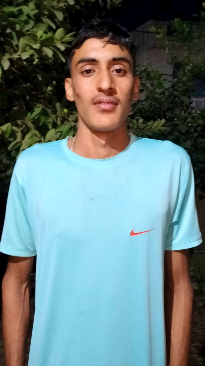 33-रोहतक के राजीव गांधी स्टेडियम में सेना भर्ती रैली के लिए वीरवार अल सुबह लाइनों में बैठे युवा 33-रोहतक के राजीव गांधी स्टेडियम में सेना भर्ती रैली के लिए वीरवार अल सुबह लाइनों में बैठे युवा