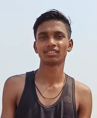 33-रोहतक के राजीव गांधी स्टेडियम में सेना भर्ती रैली के लिए वीरवार अल सुबह लाइनों में बैठे युवा