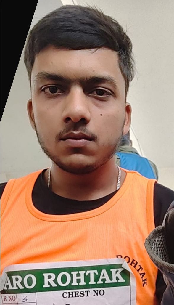 33-रोहतक के राजीव गांधी स्टेडियम में सेना भर्ती रैली के लिए वीरवार अल सुबह लाइनों में बैठे युवा 33-रोहतक के राजीव गांधी स्टेडियम में सेना भर्ती रैली के लिए वीरवार अल सुबह लाइनों में बैठे युवा