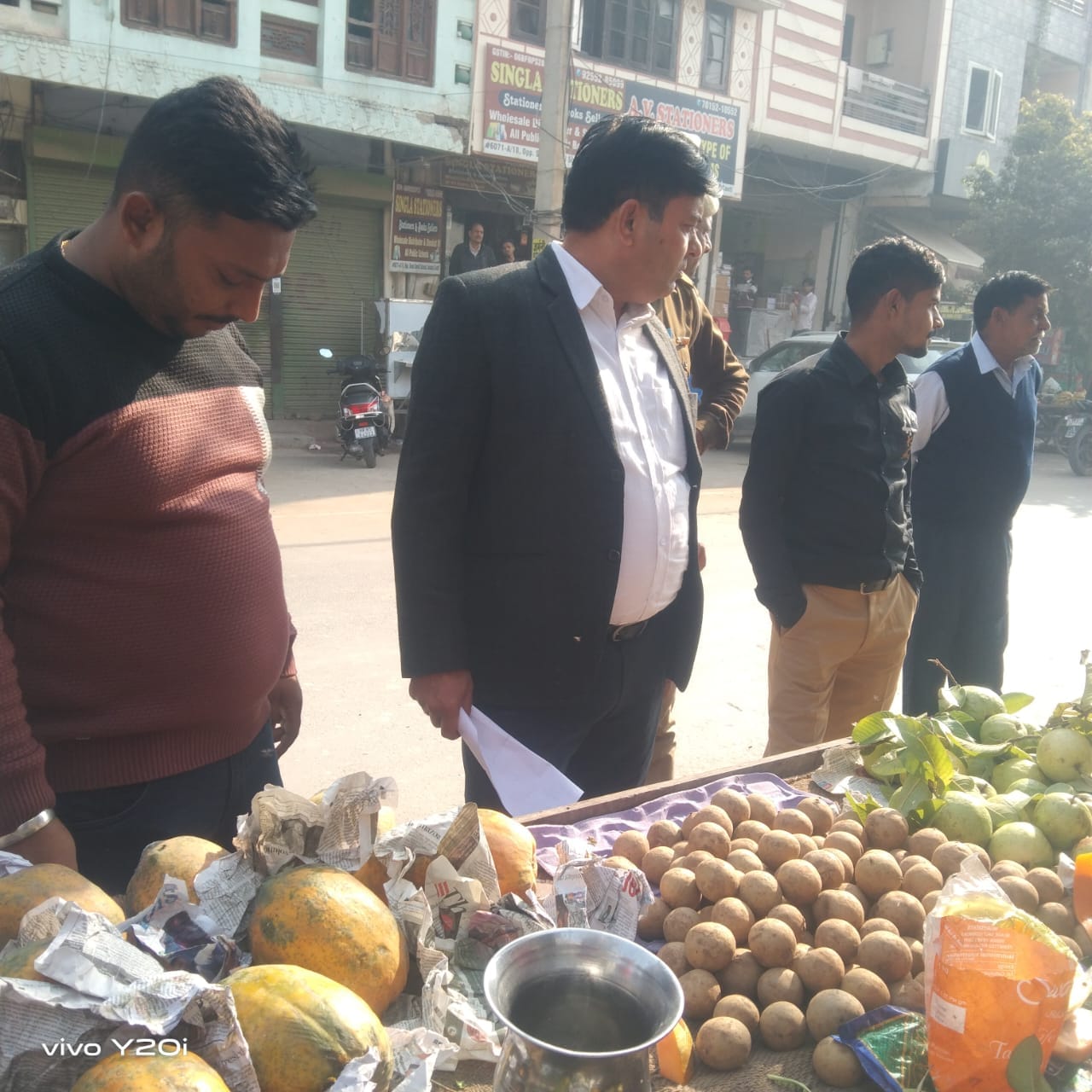 अंबाला छावनी के बाजार में कार्रवाई करती नगर परिषद की टीम। संवाद