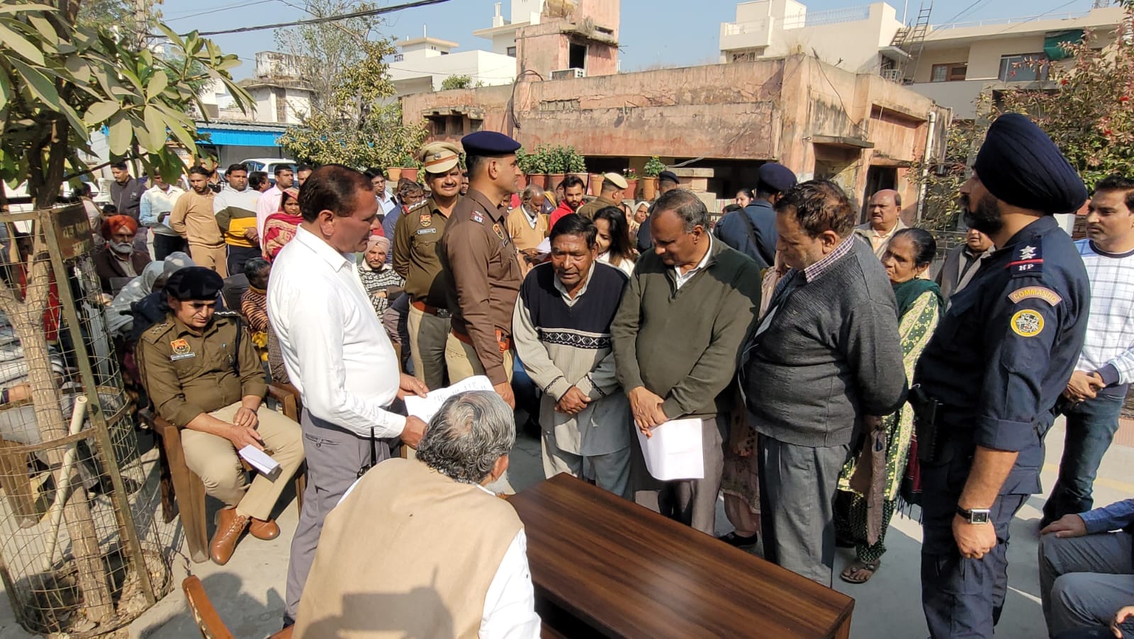 अंबाला छावनी में शास्त्री कॉलोनी अपने आवास पर लोगों की शिकायतें सुनते कैबिनेट मंत्री अनिल विज।