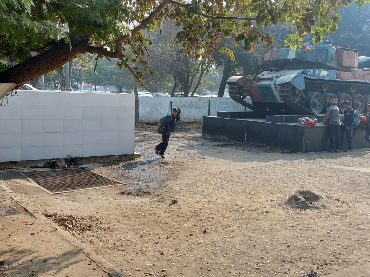 अंबाला कैंट रेलवे स्टेशन के परिसर में ग्रीन कॉरिडोर की खस्ता हालत व गंदगी। संवाद