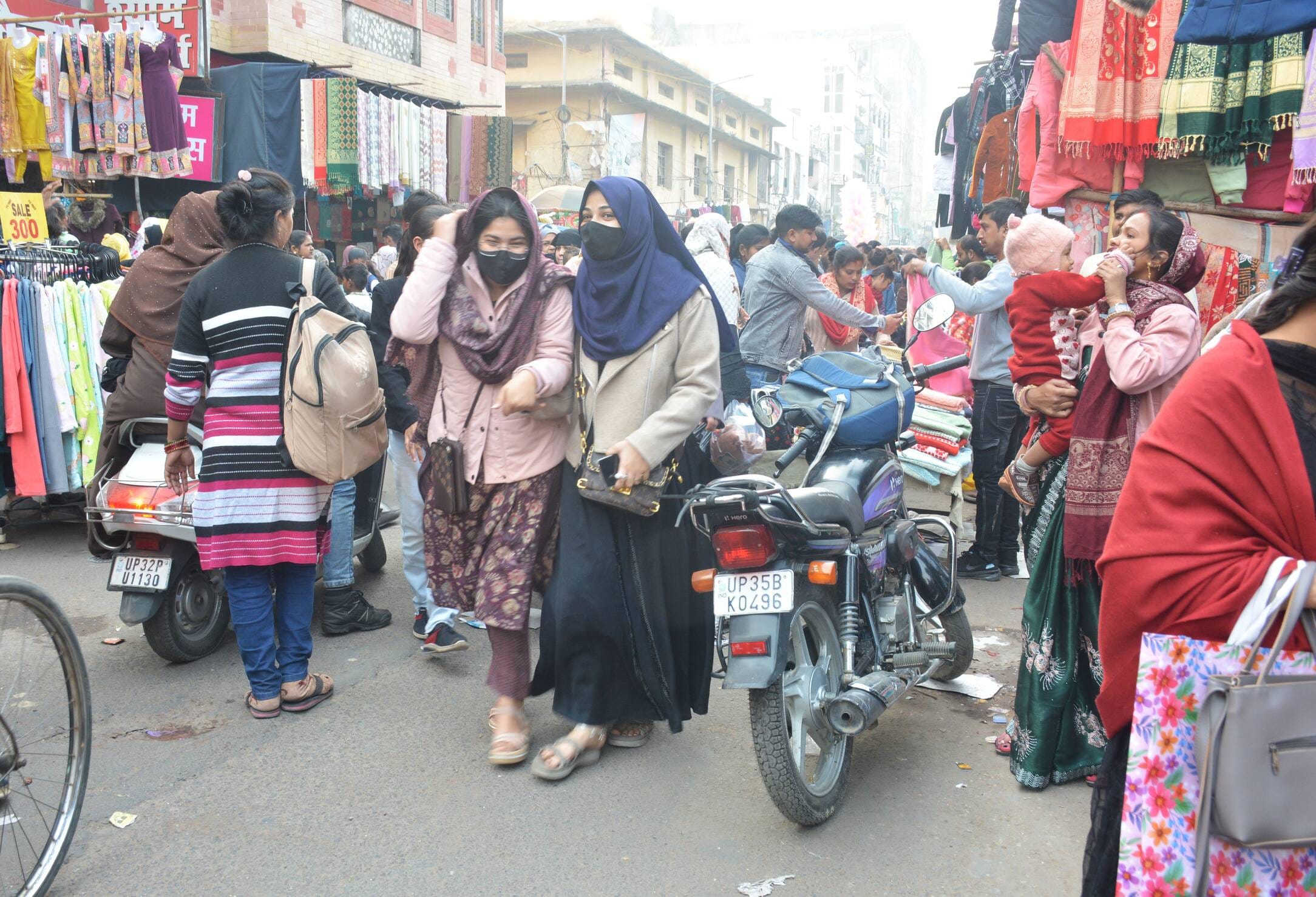 अमीनाबाद घंटाघर पार्क की नई पार्किंग। दोपहर तक वाहन यहां रोड पर ही खड़े रहे।