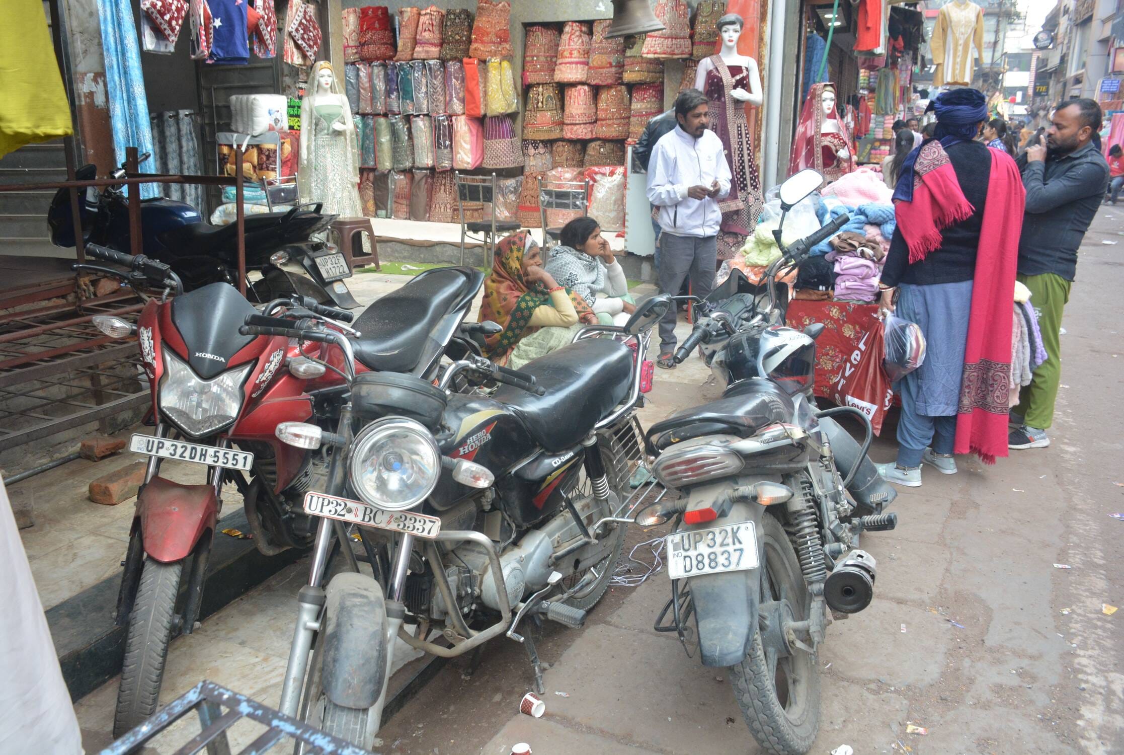 अमीनाबाद घंटाघर पार्क की नई पार्किंग। दोपहर तक वाहन यहां रोड पर ही खड़े रहे।
