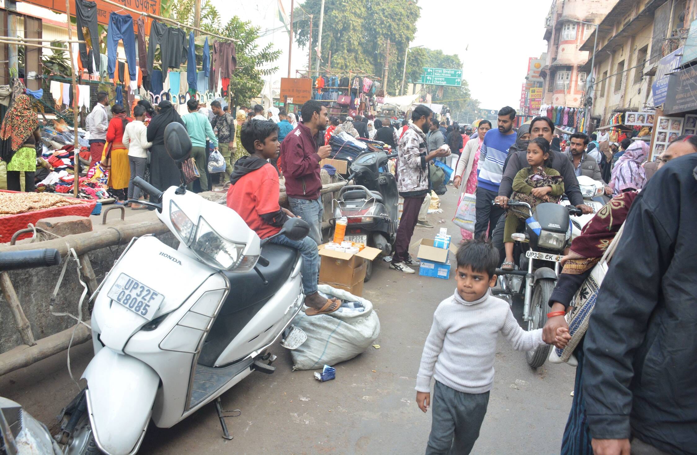 अमीनाबाद घंटाघर पार्क की नई पार्किंग। दोपहर तक वाहन यहां रोड पर ही खड़े रहे।