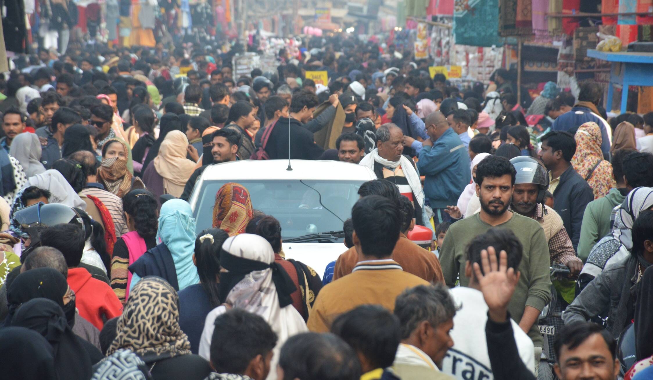 अमीनाबाद घंटाघर पार्क की नई पार्किंग। दोपहर तक वाहन यहां रोड पर ही खड़े रहे।