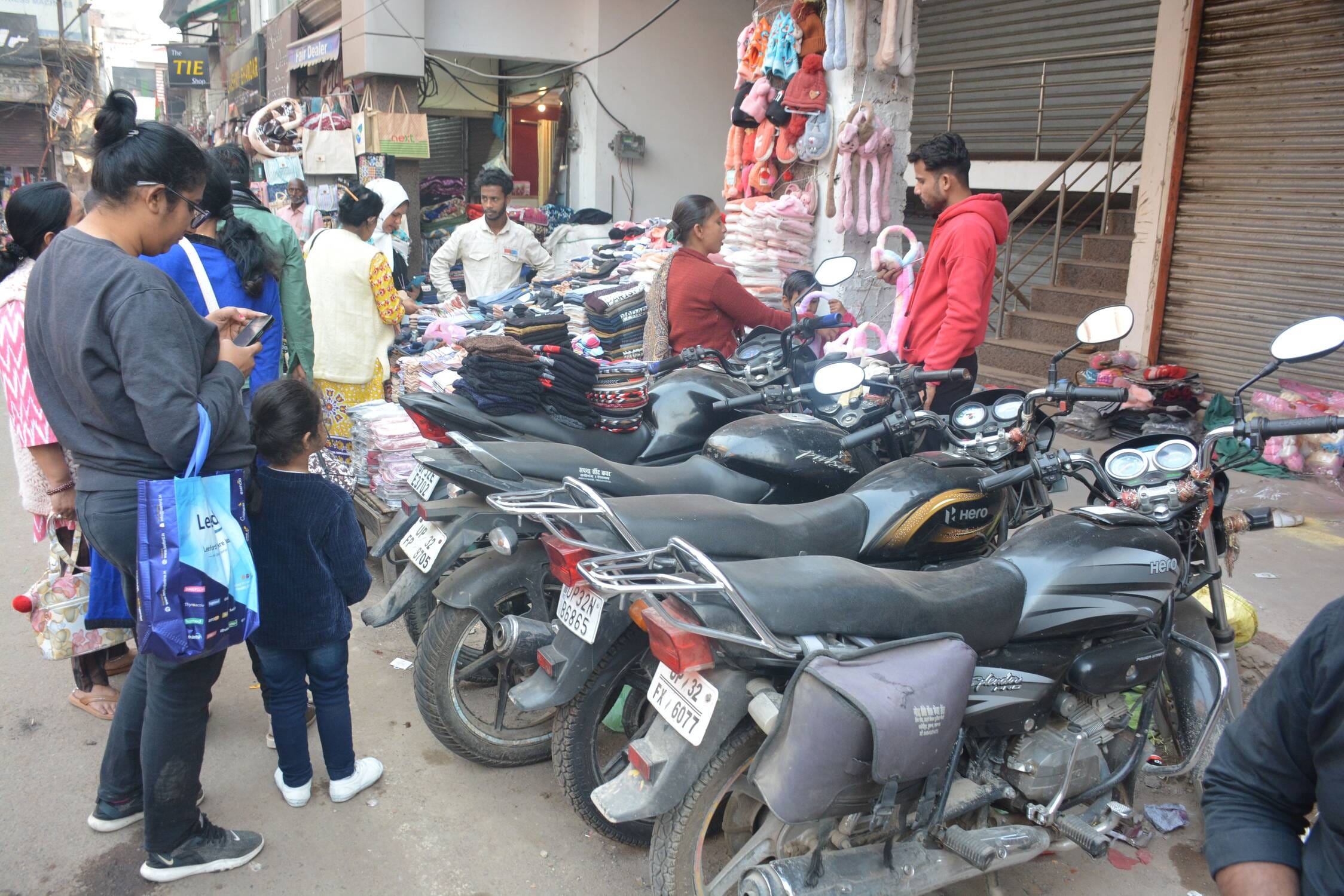 अमीनाबाद घंटाघर पार्क की नई पार्किंग। दोपहर तक वाहन यहां रोड पर ही खड़े रहे।
