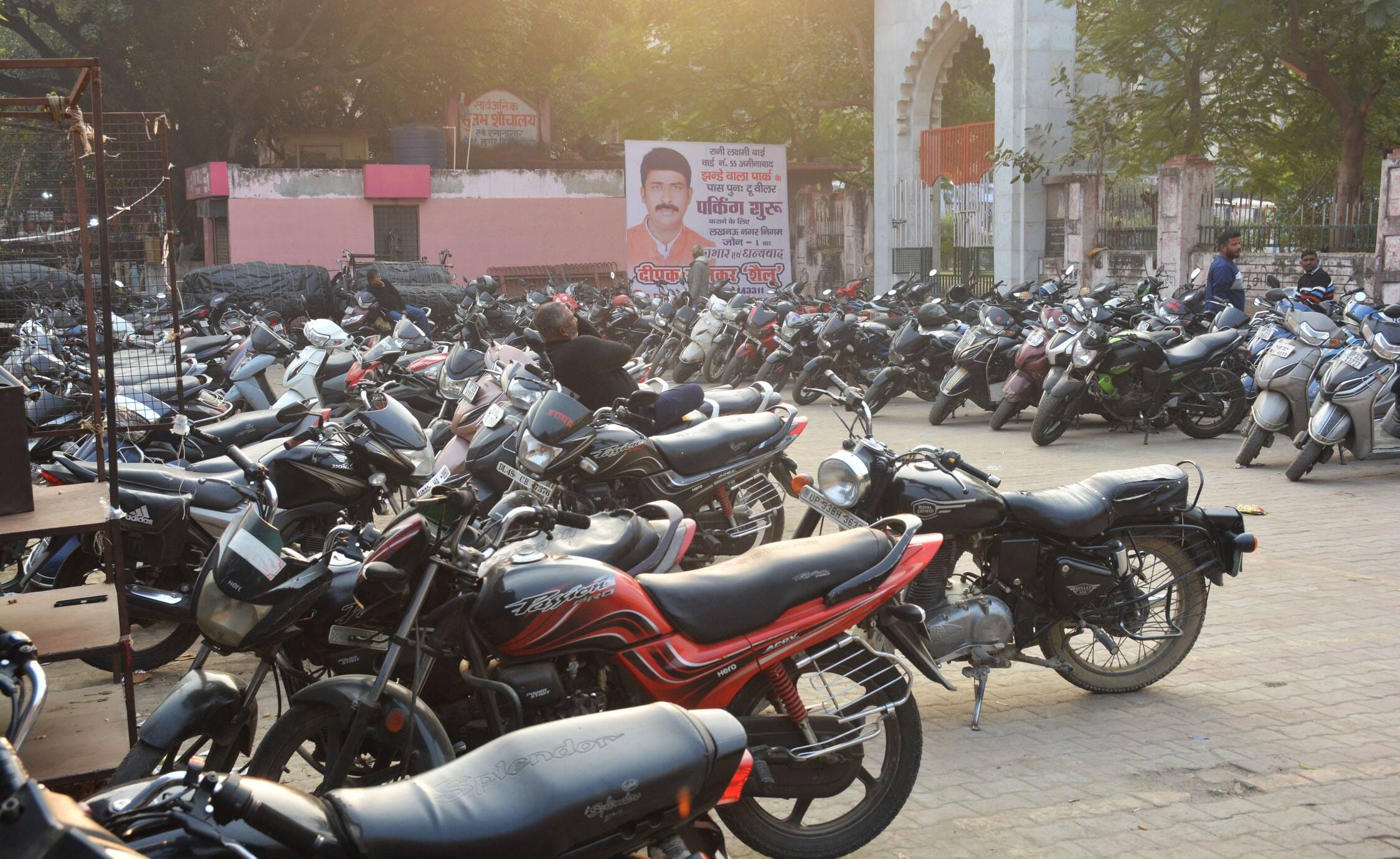 अमीनाबाद घंटाघर पार्क की नई पार्किंग। दोपहर तक वाहन यहां रोड पर ही खड़े रहे।