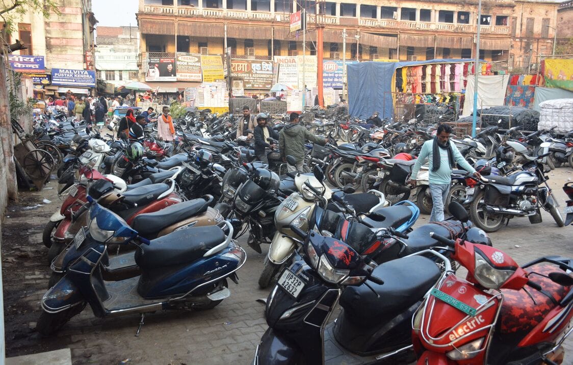 अमीनाबाद घंटाघर पार्क की नई पार्किंग। दोपहर तक वाहन यहां रोड पर ही खड़े रहे।