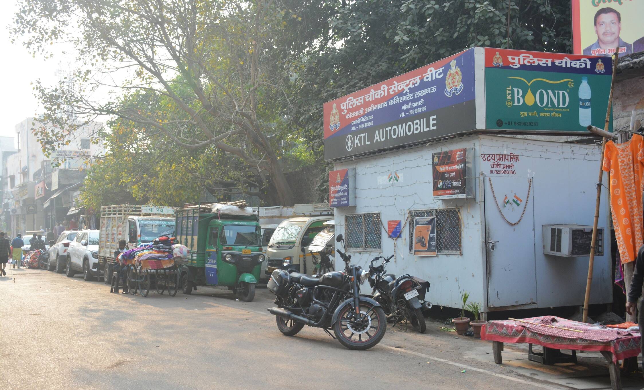 अमीनाबाद घंटाघर पार्क की नई पार्किंग। दोपहर तक वाहन यहां रोड पर ही खड़े रहे।