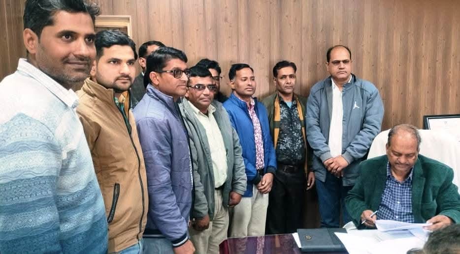 अधीक्षण अभियंता को ज्ञापन देते हुए कर्मचारी।