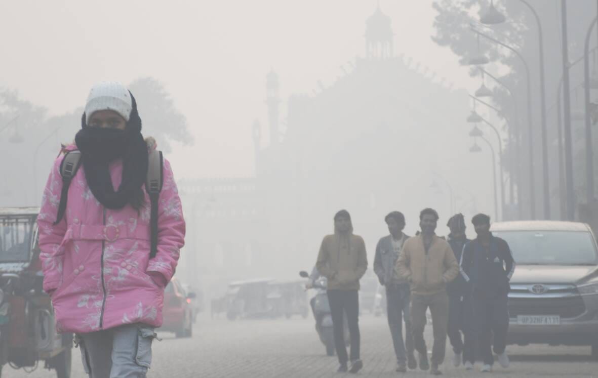 बृहस्पतिवार सुबह पुराने लखनऊ इलाके में छाई धुंध। बृहस्पतिवार सुबह पुराने लखनऊ इलाके में छाई धुंध।