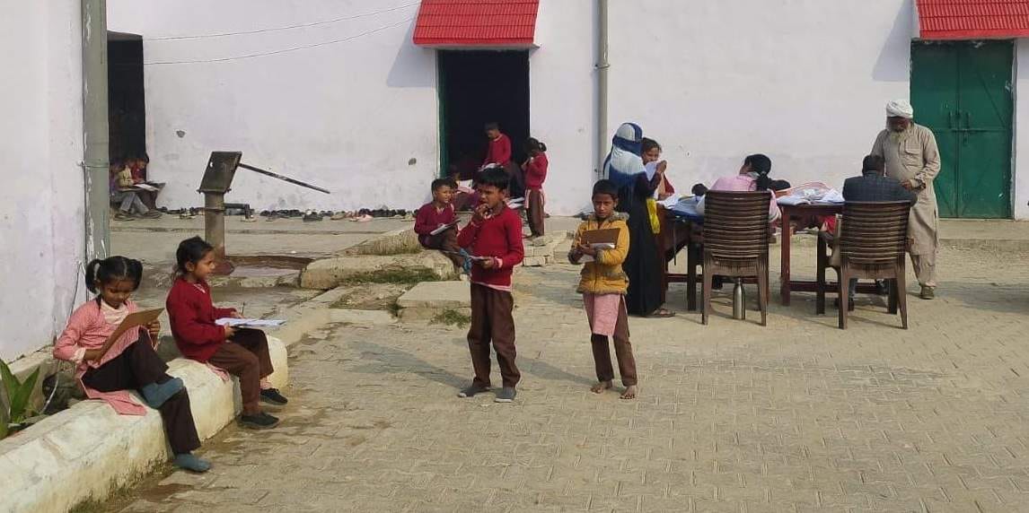 चंदौसी के गांव जनेटा स्थित कंपोजिट विद्यालय में कुछ इस तरह से अर्द्धवार्षिक परीक्षा देते बच्च