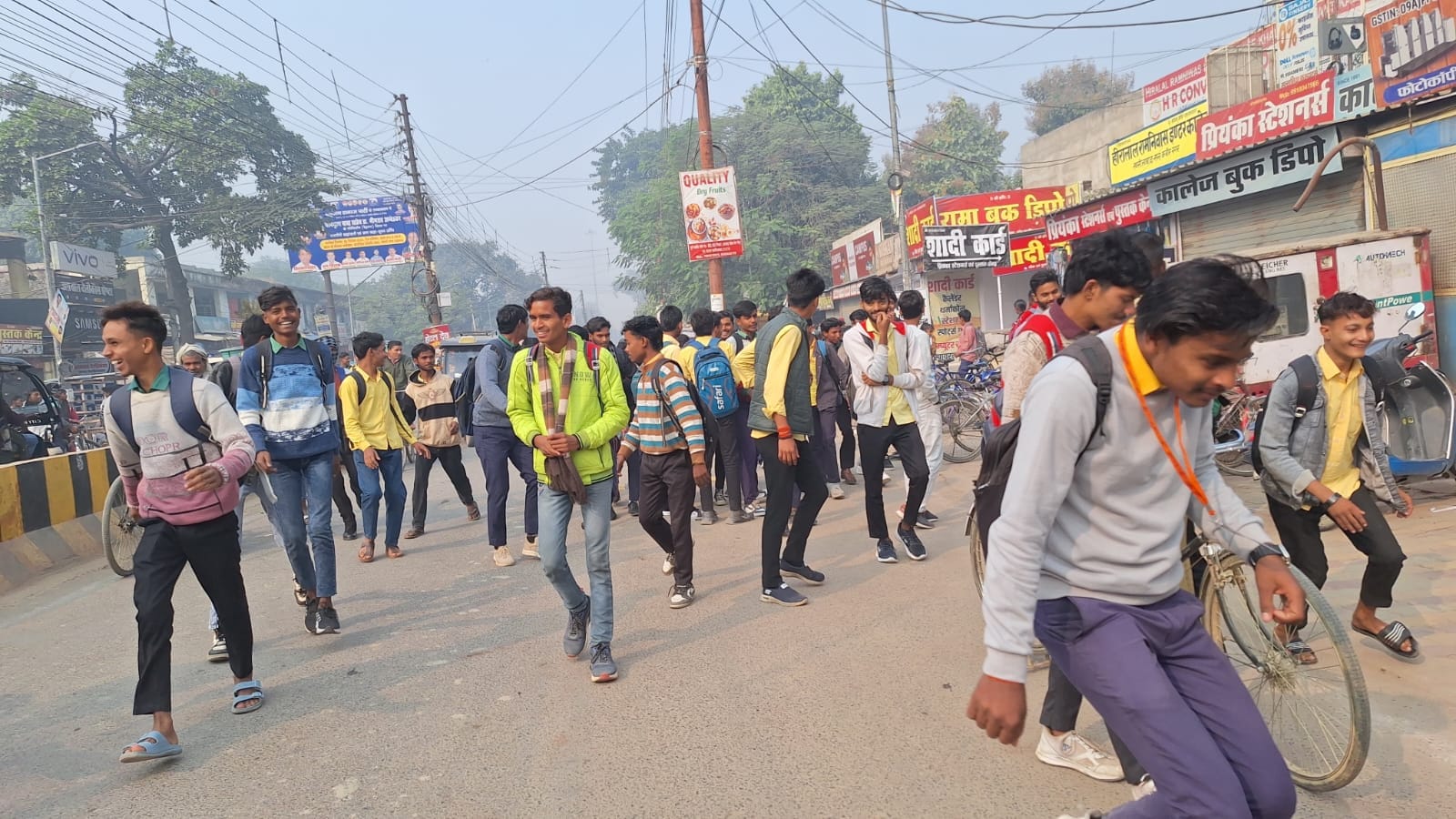 एचआरपीजी कॉलेज में सेमेस्टर परीक्षा देते परीक्षार्थी-स्रोत कॉलेज