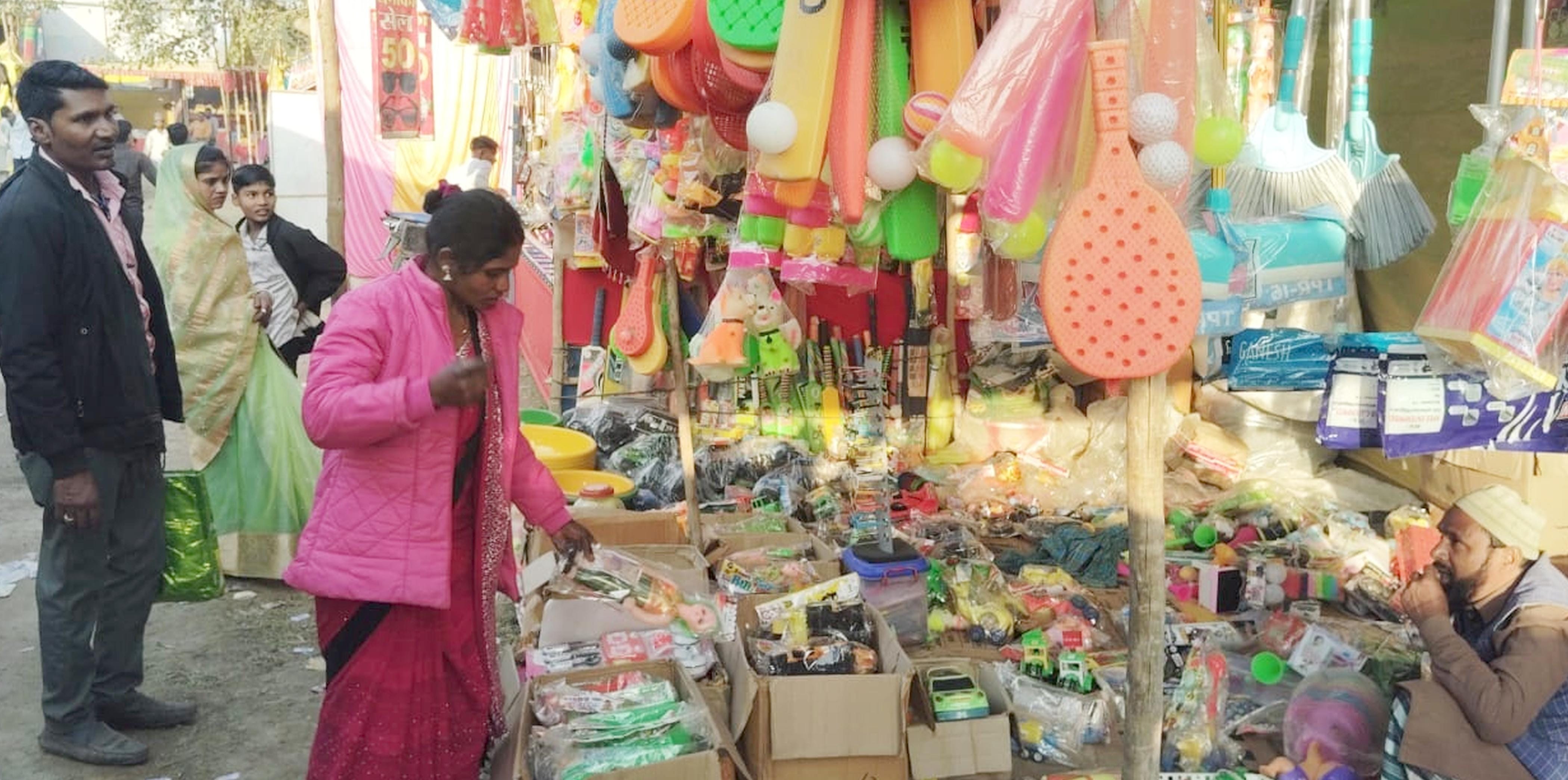 फोटो-28-मेले में खरीदारी करते लोग। संवाद फोटो-28-मेले में खरीदारी करते लोग। संवाद