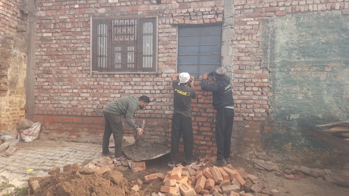 गांव तेजली में अवैध कब्जे पर चलती जेसीबी। संवाद गांव तेजली में अवैध कब्जे पर चलती जेसीबी। संवाद