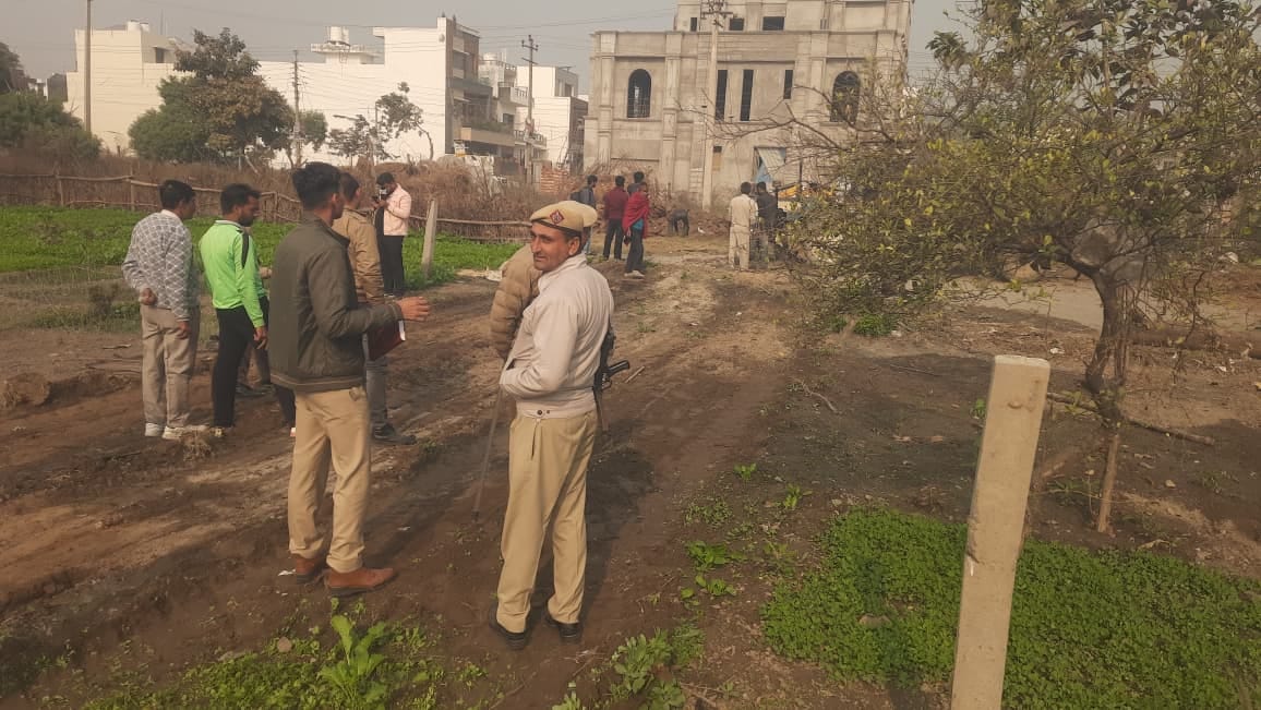 गांव तेजली में अवैध कब्जे पर चलती जेसीबी। संवाद गांव तेजली में अवैध कब्जे पर चलती जेसीबी। संवाद