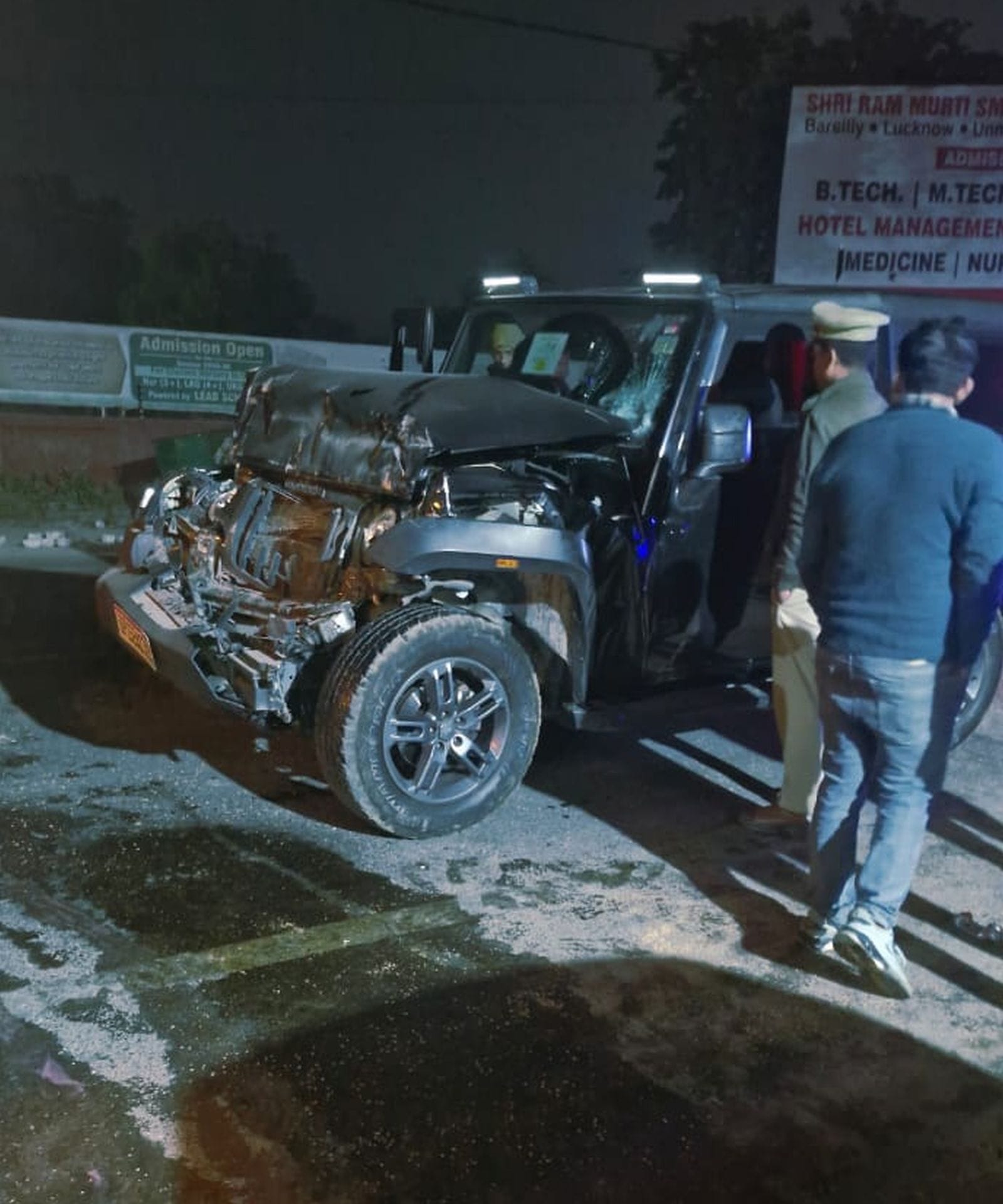 हादसे के बाद खड़ी कार। स्रोत-वायसरल वीडियो।