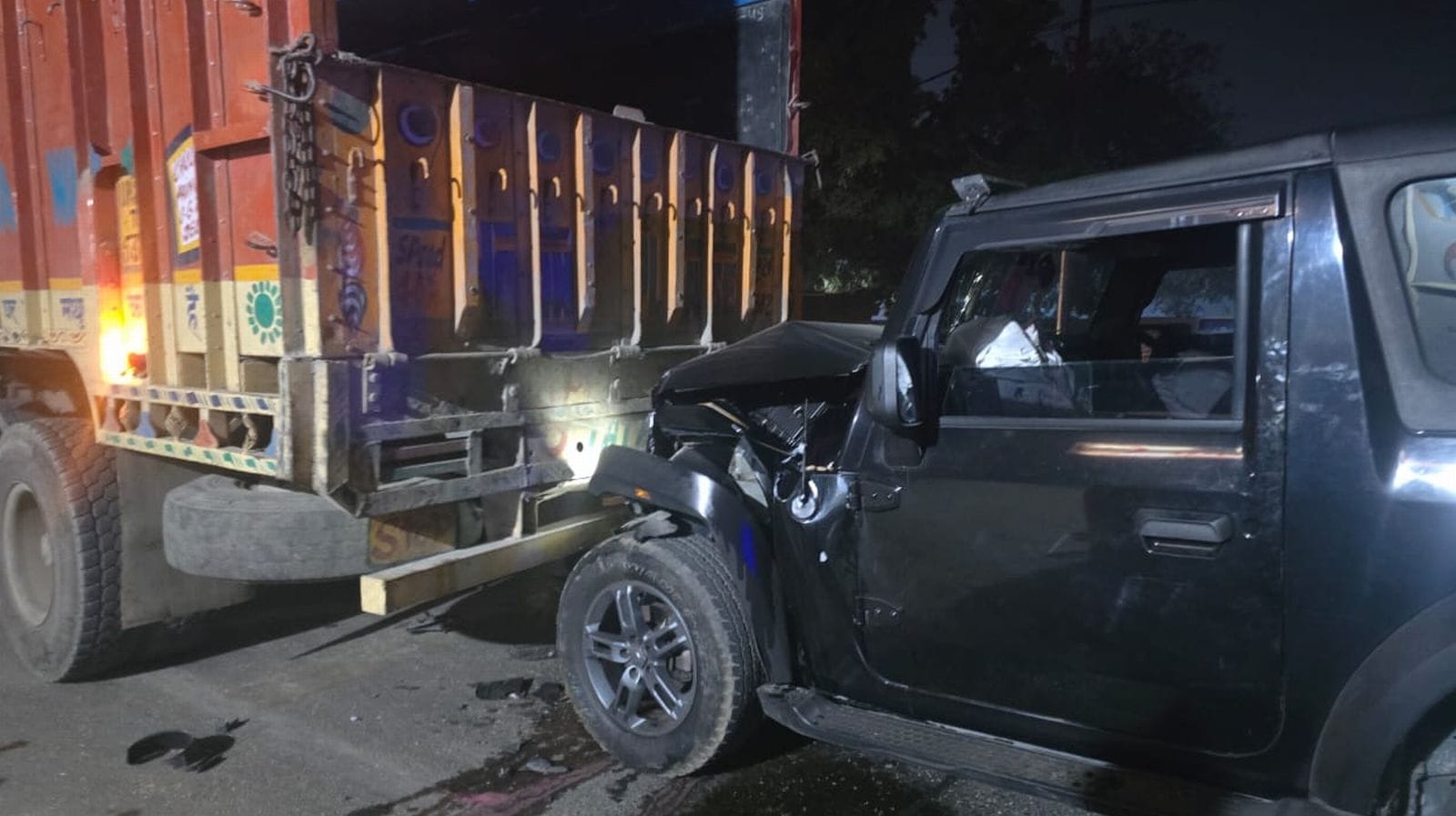 हादसे के बाद खड़ी कार। स्रोत-वायसरल वीडियो।