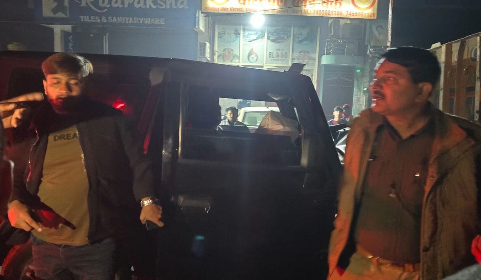 हादसे के बाद खड़ी कार। स्रोत-वायसरल वीडियो।