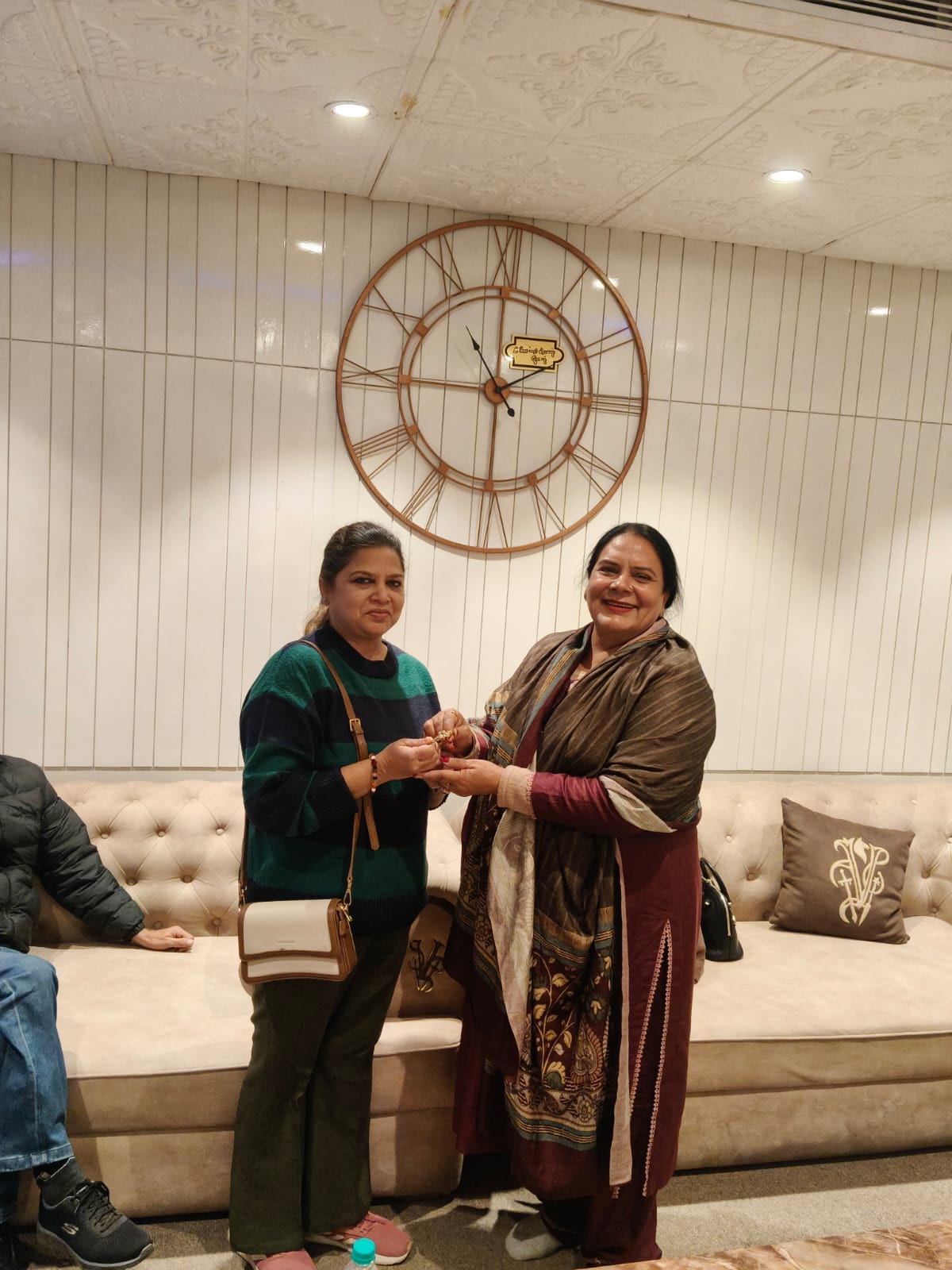 जग्गी सिटी सेंटर की संचालक लुधियाना की महिला को ब्रेसलेट देती हुईं। सोशल मीडिया