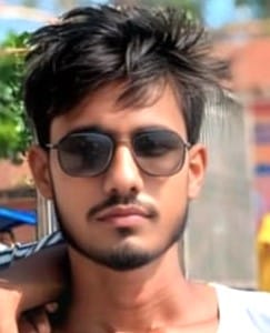 जुनावई क्षेत्र के कादराबाद मल्लाह के जंगल में युवक का शव मिलने पर रोते बिलखते परिवार के लोग। फो