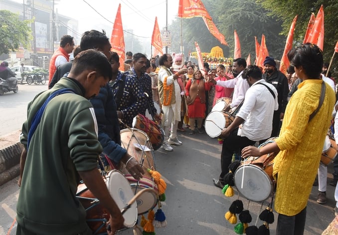 कपूरथला साईं मंदिर से महानगर के बीच निकाली गई चरण पादुका यात्रा में झूमते भक्त।