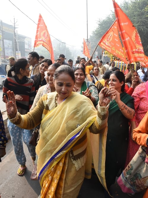 कपूरथला साईं मंदिर से महानगर के बीच निकाली गई चरण पादुका यात्रा में झूमते भक्त।