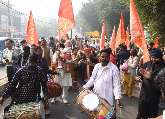 कपूरथला साईं मंदिर से महानगर के बीच निकाली गई चरण पादुका यात्रा में झूमते भक्त।
