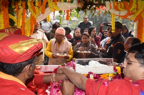 कपूरथला साईं मंदिर से महानगर के बीच निकाली गई चरण पादुका यात्रा में झूमते भक्त।