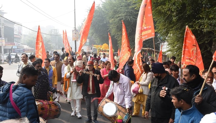 कपूरथला साईं मंदिर से महानगर के बीच निकाली गई चरण पादुका यात्रा में झूमते भक्त।