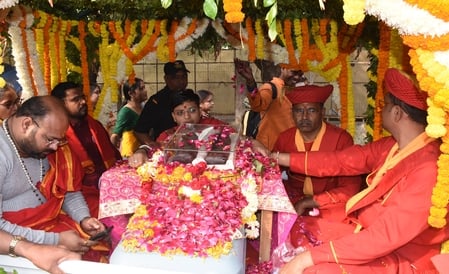 कपूरथला साईं मंदिर से महानगर के बीच निकाली गई चरण पादुका यात्रा में झूमते भक्त।