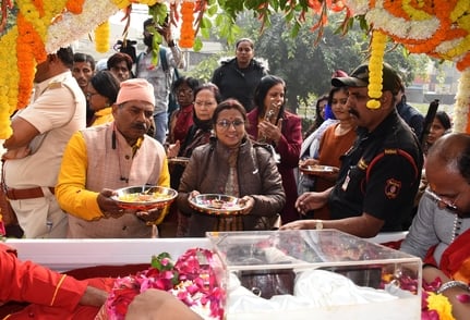 कपूरथला साईं मंदिर से महानगर के बीच निकाली गई चरण पादुका यात्रा में झूमते भक्त।