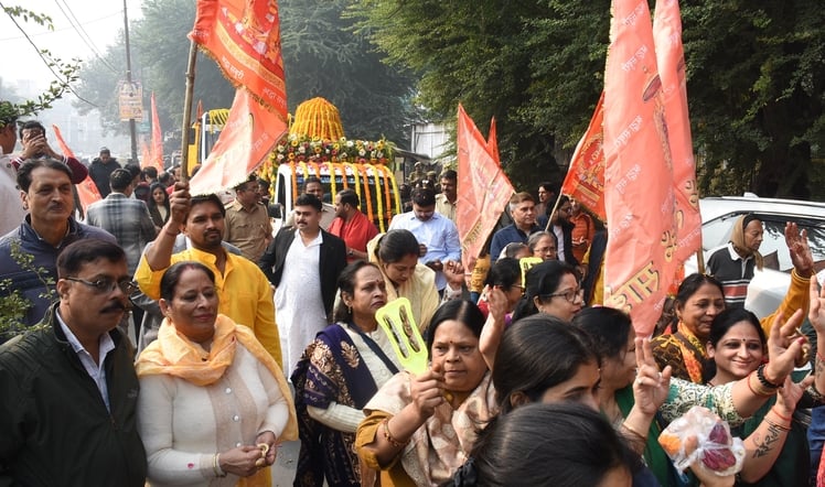 कपूरथला साईं मंदिर से महानगर के बीच निकाली गई चरण पादुका यात्रा में झूमते भक्त।